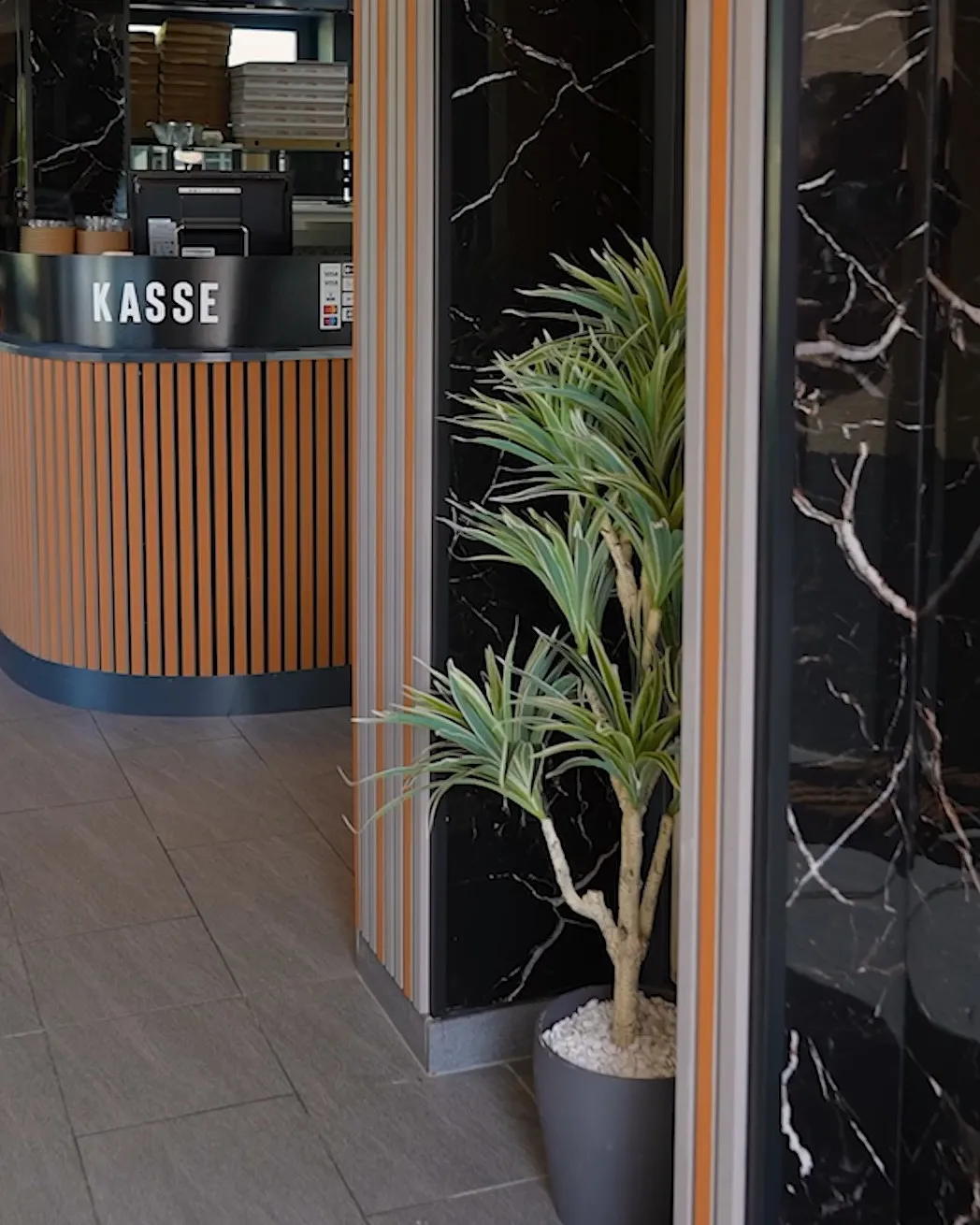 Theke mit Lamellenfront und gerundetem Kassenkopf