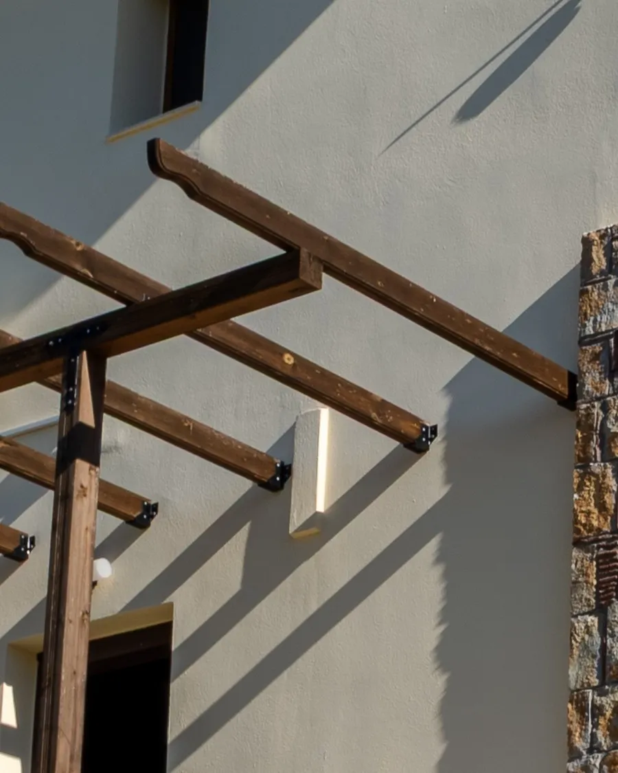 Holzpergola vor Putz und Naturstein