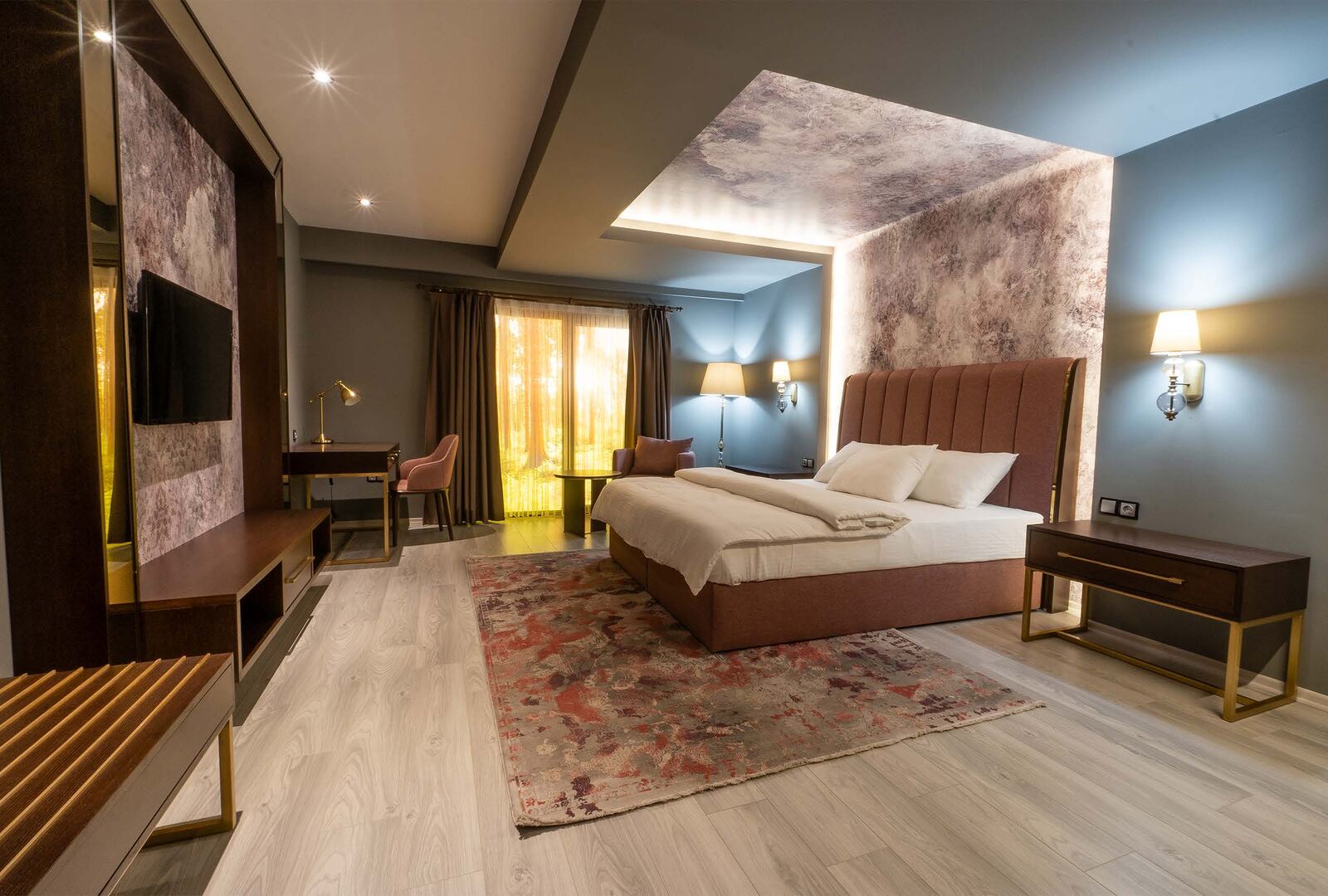 Hotelzimmer mit Steinoptik-Decke, Teppich und Schreibtisch