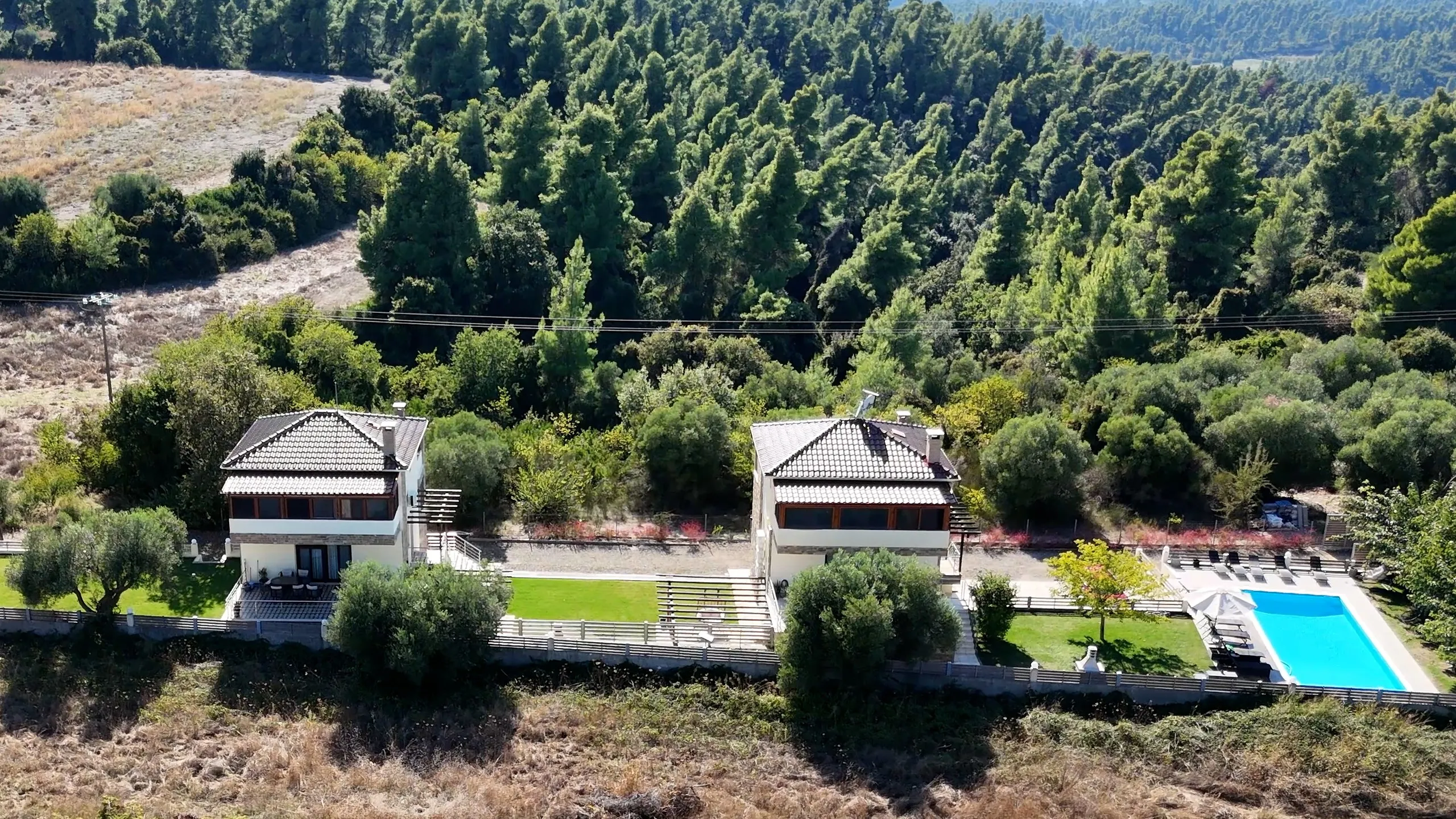 Zwei Villen und Pool im Grünen