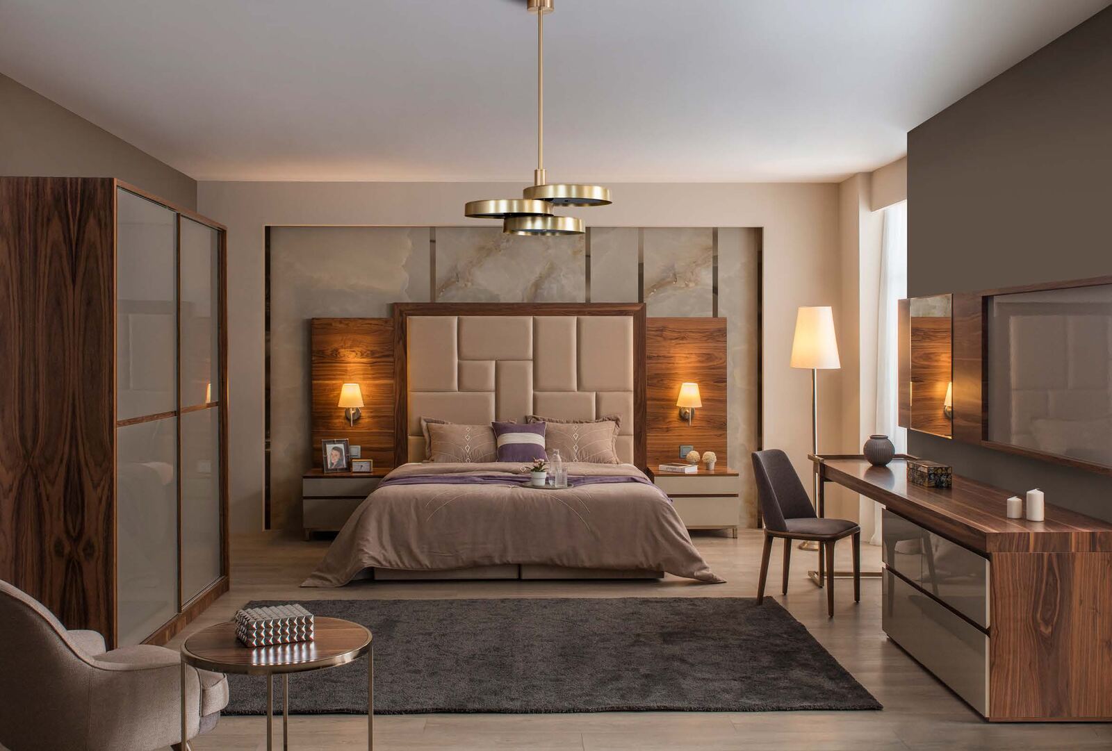 Doppelzimmer mit Pendelleuchte, Kofferablage und Schreibtisch