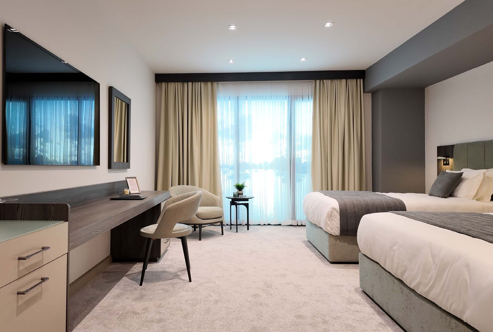 Twin-Zimmer mit zwei Betten, Schreibtisch und TV-Möbel