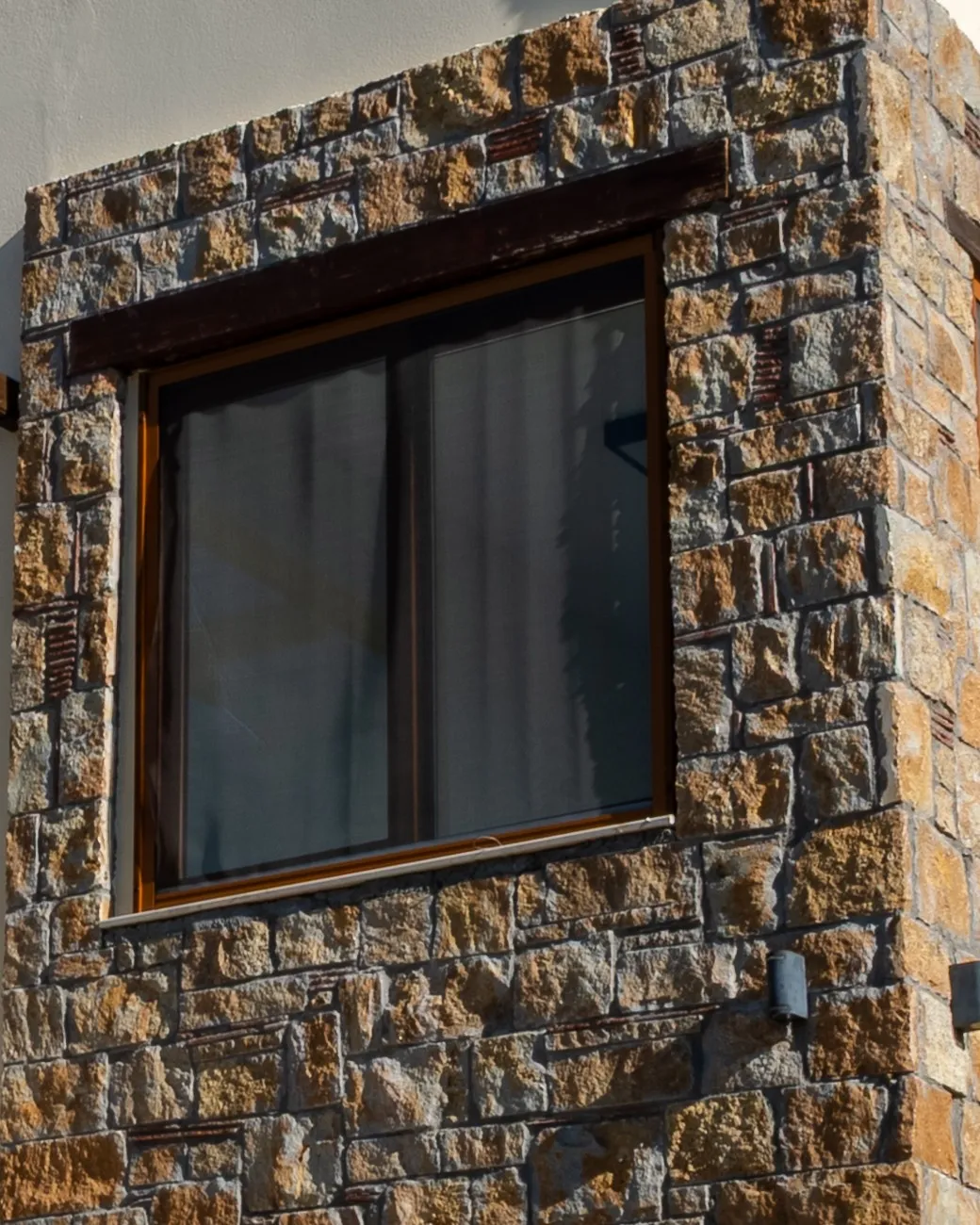 Natursteinfassade mit Fenster