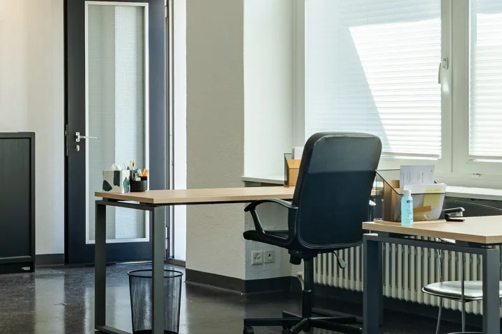 Arbeitsplatz: Tischfläche direkt am Fenster