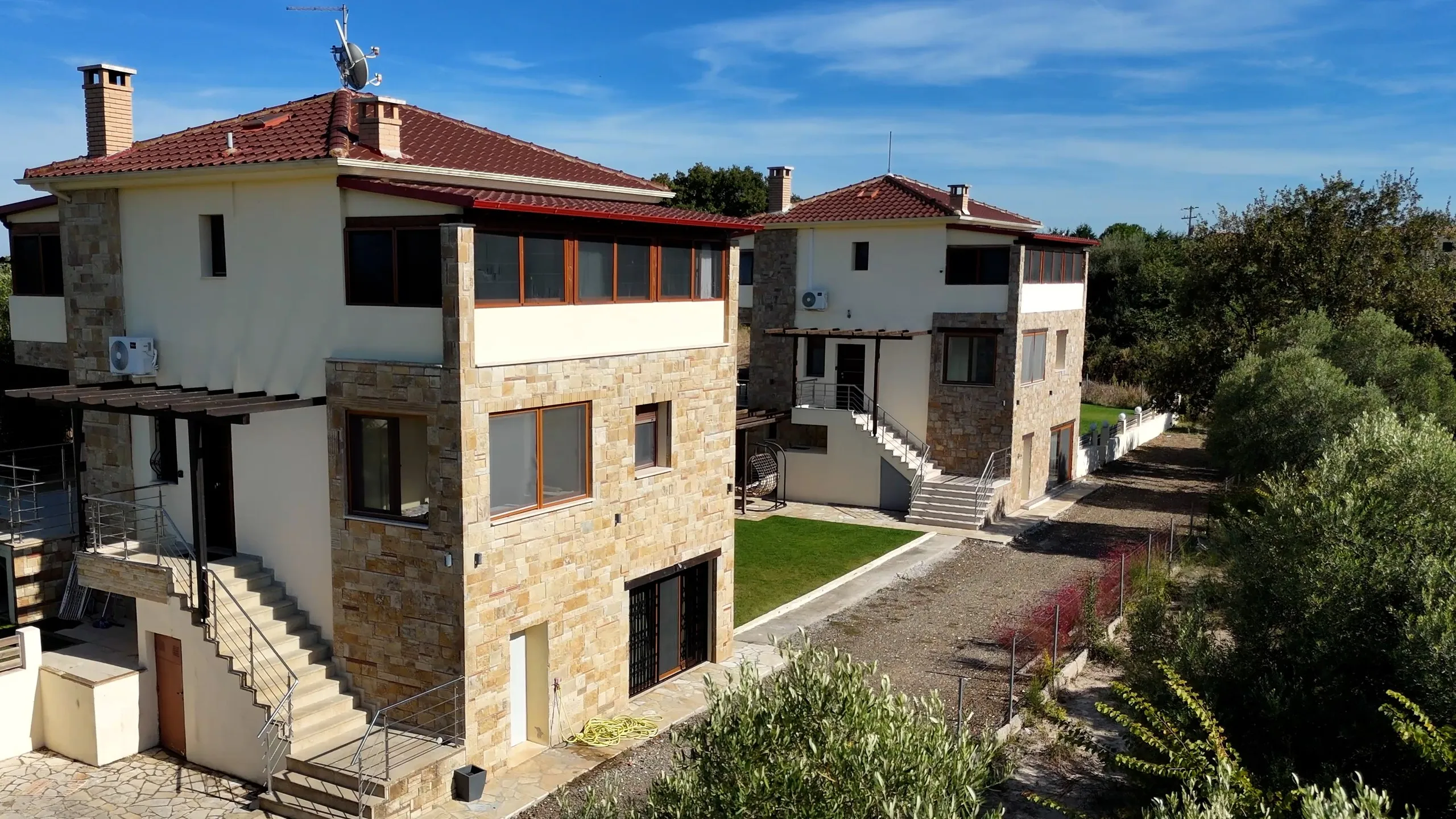 Zwei Villen bei Kryopigi, Chalkidiki: Naturstein und Putz