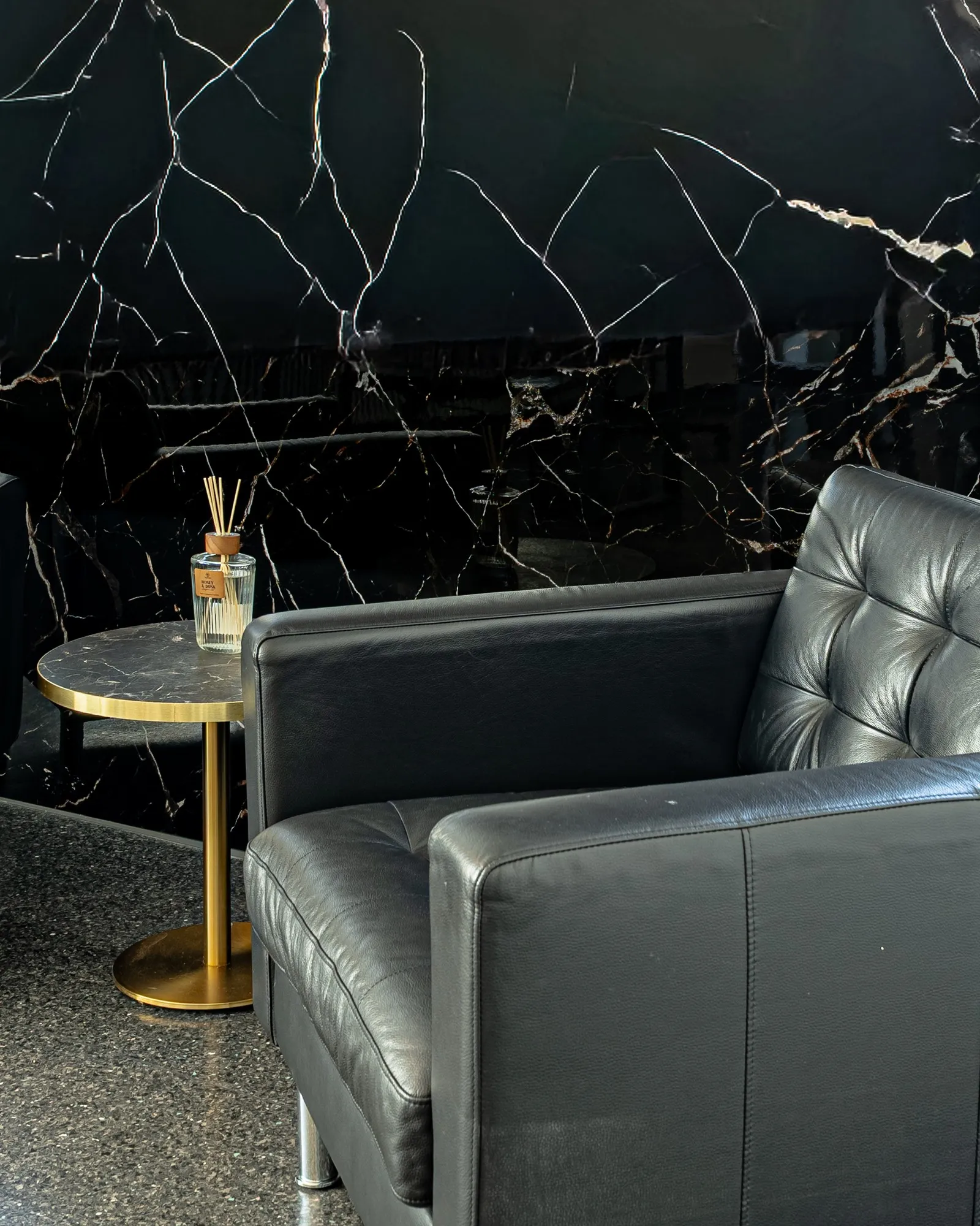 Lounge vor der schwarz geäderten Wand