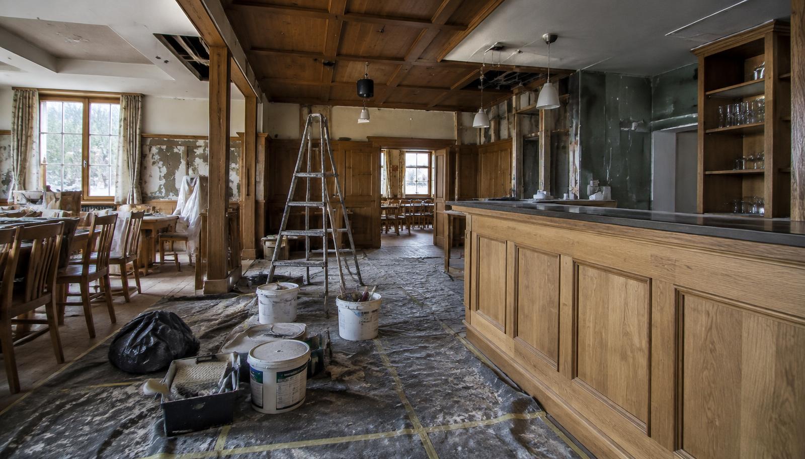 Vorher-Nachher: alte Gaststube links, modernisiertes Restaurant mit Bar rechts