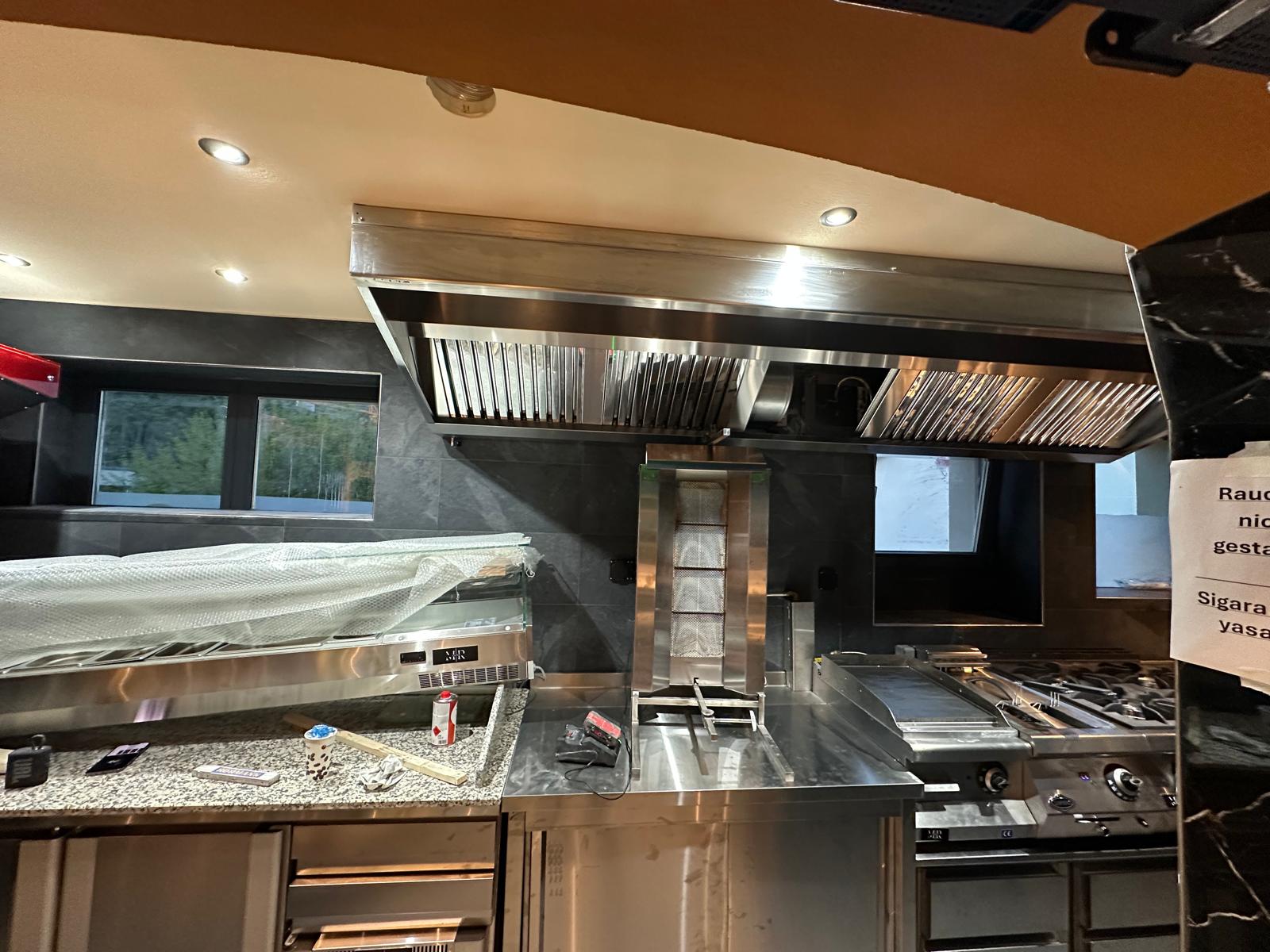 VKF-konforme Doppel-Lüftungshaube über Pizzaofen und Dönergrill, Edelstahl-Filter, Brandschutzklappen